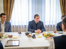 губернатор Алексей Островский встретился с медицинскими работниками, вернувшимися из зоны проведения Специальной военной операции - фото - 1