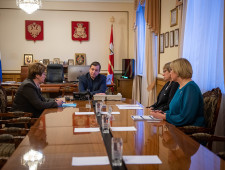 губернатор Алексей Островский провел рабочее совещание по вопросу установления в 2023 году универсального пособия - фото - 1