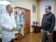 губернатор Алексей Островский посетил федеральные государственные медицинские центры - фото - 1