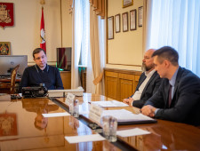 губернатор Алексей Островский провел совещание по вопросам строительства в регионе социально значимых объектов - фото - 1