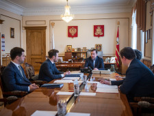 губернатор Алексей Островский провел рабочую встречу с руководителем Агентства по управлению и использованию памятников истории и культуры Юрием Бородаевым - фото - 1