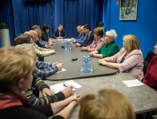 губернатор Алексей Островский встретился с жителями Вяземского района по вопросу особого статуса музея-заповедника «Хмелита» - фото - 1