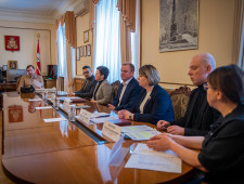 губернатор Алексей Островский провел совещание по вопросу работы скорой медицинской помощи в регионе - фото - 1