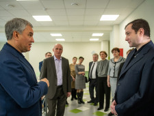 председатель Государственной Думы Вячеслав Володин обсудил с Алексеем Островским ход работ по расширению «Лицея-интерната Феникс» - фото - 1