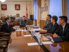 губернатор Алексей Островский провел рабочую встречу с руководителем регионального отделения РВИО Дмитрием Самохваловым - фото - 1