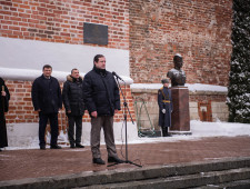 губернатор Алексей Островский принял участие в торжественном митинге, посвященном празднованию Дня защитника Отечества - фото - 1