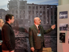 губернатор Алексей Островский открыл выставку «Противостояние» - фото - 1