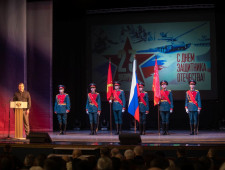губернатор Алексей Островский принял участие в торжественном собрании, посвященном Дню защитника Отечества - фото - 1