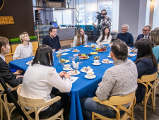 губернатор Алексей Островский провел встречу с социальными и молодыми предпринимателями региона - фото - 1