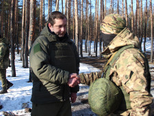 губернатор Алексей Островский встретился с военнослужащими 144-й гвардейской мотострелковой Ельнинской дивизии в зоне СВО - фото - 1