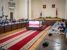 губернатор Алексей Островский принял участие в заседании расширенной коллегии МФЦ - фото - 2