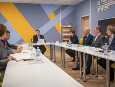 губернатор Алексей Островский провел совещание по вопросам переподготовки профессиональных кадров - фото - 1