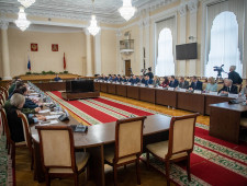 губернатор Алексей Островский провел рабочее совещание по вопросу работы региональных органов власти с обращениями жителей в интернете - фото - 1