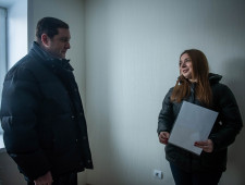 губернатор Алексей Островский вручил сироте ключи от квартиры в рамках областной программы - фото - 2