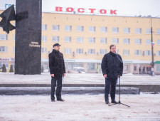 губернатор Алексей Островский принял участие в торжественных мероприятиях, приуроченных к 89-й годовщине со дня рождения Юрия Гагарина - фото - 1