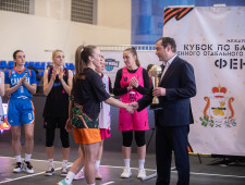 губернатор Алексей Островский вручил Кубок Смоленского именного отдельного воинского подразделения «Феникс» участникам Международного фестиваля баскетбола 3х3 - фото - 1