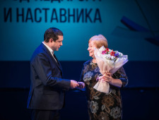 губернатор Алексей Островский принял участие в торжественной церемонии открытия Года педагога и наставника в Смоленской области - фото - 1