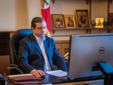 губернатор Алексей Островский провел заседание трехсторонней комиссии по регулированию социально-трудовых отношений - фото - 1