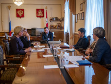 губернатор Алексей Островский провел совещание по вопросу реализации в регионе федерального проекта медицинской реабилитации - фото - 1