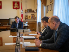 губернатор Алексей Островский провел совещание по вопросам строительства в регионе социально значимых объектов - фото - 1