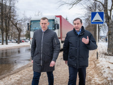 губернатор Алексей Островский посетил пришкольную спортивную площадку в ходе рабочей поездки в Кардымово - фото - 1