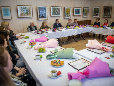 губернатор Алексей Островский встретился с социальными работниками - фото - 1