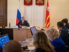 врио Губернатора Василий Анохин провел внеочередное заседание Комиссии по делам несовершеннолетних и защите их прав - фото - 1