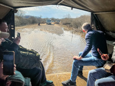 врио Губернатора Василий Анохин проверил работу переправы на подтопленном участке дороги в Дорогобужском районе - фото - 1
