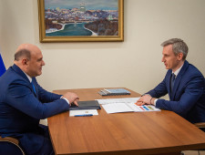 премьер-министр РФ Михаил Мишустин провел рабочую встречу с врио Губернатора Смоленской области Василием Анохиным - фото - 1