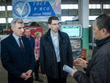 полномочный представитель Президента РФ в ЦФО и врио Губернатора Смоленской области обсудили перспективы развития Вяземского машиностроительного завода - фото - 1