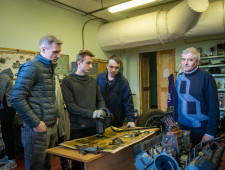 врио Губернатора Василий Анохин обсудил программу целевого набора со студентами СПО в Рославле - фото - 1