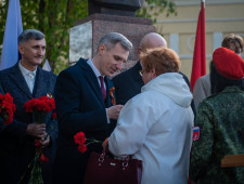 врио Губернатора Василий Анохин передал частицу Вечного огня с Могилы Неизвестного Солдата дочери Знаменосца Победы Михаила Егорова в день его 100-летия - фото - 1