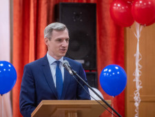 врио Губернатора Василий Анохин поздравил школьников с праздником «Последнего звонка» - фото - 1