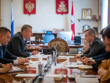 врио Губернатора Василий Анохин встретился с Чрезвычайным и Полномочным Послом Республики Беларусь в Российской Федерации Дмитрием Крутым - фото - 1