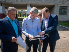 врио Губернатора Василий Анохин: Необходимо оперативно подать заявку в Министерство на ремонт Монастырщинской школы - фото - 1