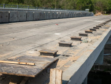 врио Губернатора Василий Анохин поручил до ноября сдать мост через реку Вихра и в июне ввести в строй очистные сооружения в Монастырщине - фото - 1