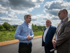 врио Губернатора Василий Анохин проинспектировал ремонт дороги и станции водоподготовки в селе Глинка - фото - 1