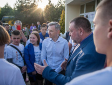 василий Анохин открыл соревнования по баскетболу в Десногорске, в которых приняли участие ребята из города Энергодара Запорожской области - фото - 1