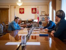 врио Губернатора Василий Анохин обсудил развитие реанимационной службы региона с директором Лечебно-реабилитационного центра Минздрава Сергеем Царенко - фото - 1