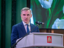 василий Анохин поздравил медицинских работников с наступающим профессиональным праздником - фото - 1