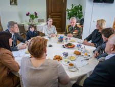 врио Губернатора Василий Анохин встретился с родственниками Героя России Александра Бичаева - фото - 1