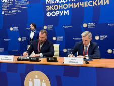 врио Губернатора Василий Анохин подписал соглашения с предприятиями АПК Смоленской области на Петербургском международном экономическом форуме - фото - 1
