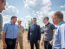 врио Губернатора Василий Анохин проконтролировал строительство станций обезжелезивания воды в Красном - фото - 1