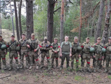 василий Анохин передал гуманитарный груз бойцам в зону СВО - фото - 1