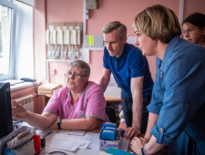 врио Губернатора: Узкопрофильные специалисты Дорогобужской ЦРБ получат дополнительные выплаты - фото - 1