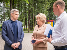 василий Анохин проконтролировал благоустройство парка в Кардымово и строительство станций водоочистки в деревне Каменка - фото - 1