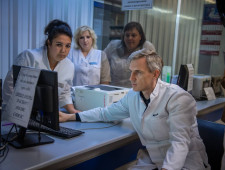 василий Анохин дал поручение отремонтировать крыши терапевтического, инфекционного и педиатрического отделений Ярцевской ЦРБ - фото - 1