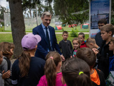 василий Анохин проверил условия размещения детей из ДНР в оздоровительном лагере «Факел» - фото - 1