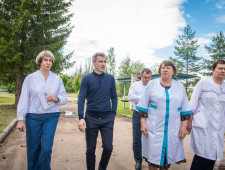 глава региона Василий Анохин поручил обеспечить жильем молодых специалистов скорой помощи Новодугинского района - фото - 2