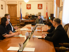 рабочая встреча Губернатора Алексея Островского с генеральным директором компании «ЭГГЕР Древпродукт Гагарин» Антоном Зебанцем - фото - 1